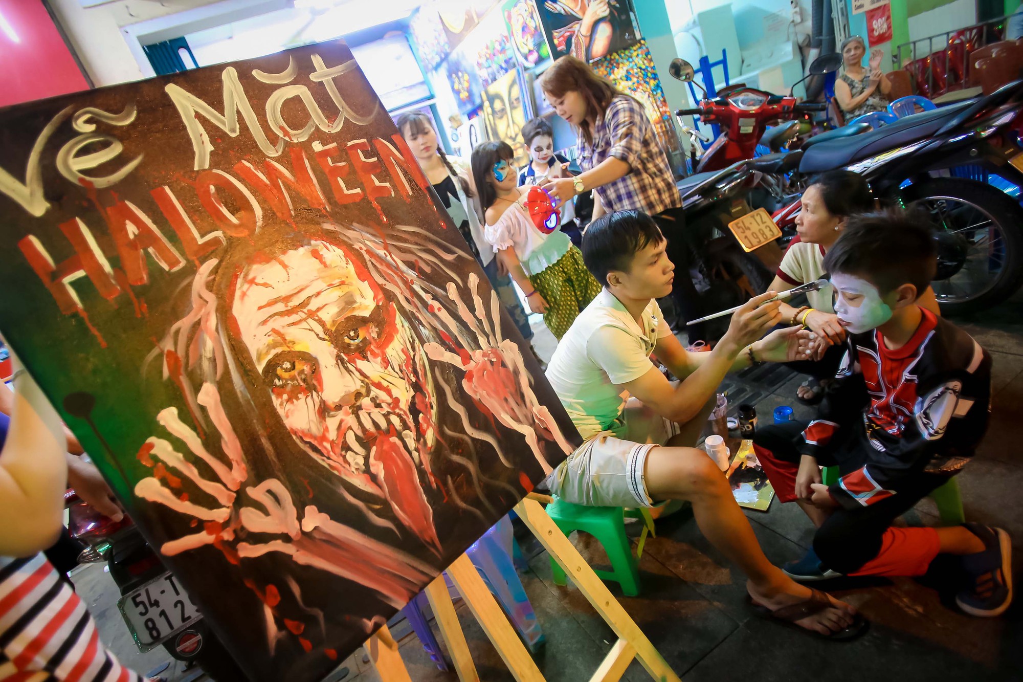 Hàng ngàn người đổ về phố Tây Bùi Viện chơi Halloween - Ảnh 1.
