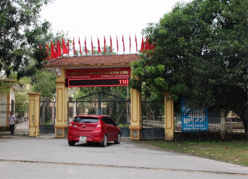 Nữ sinh đánh nhau hung bạo trong quán net - Ảnh 1.