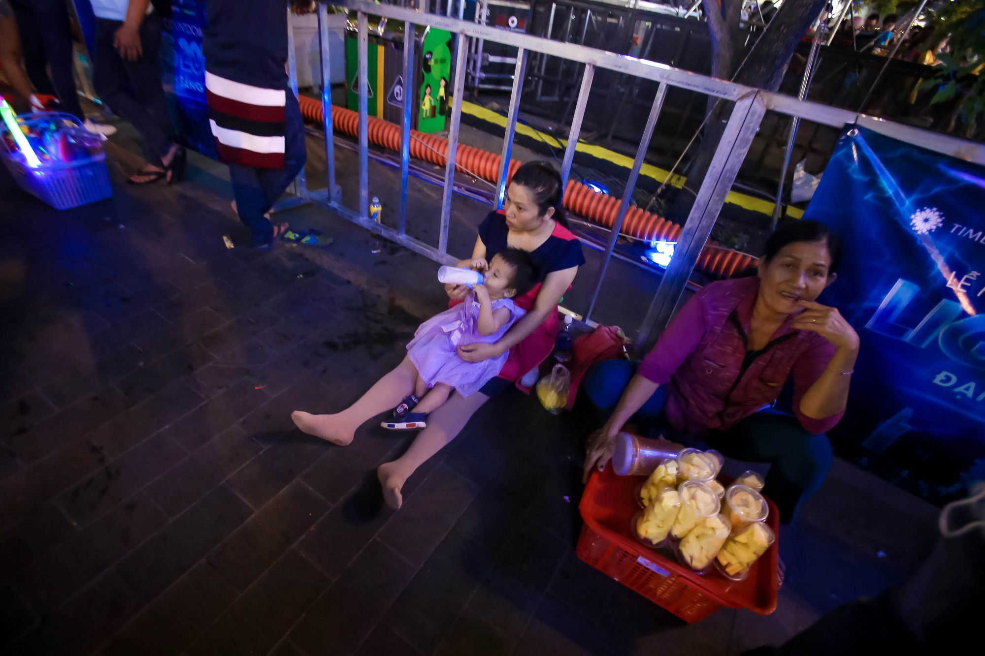&ldquo;Biển người&rdquo; đổ về Phố đi bộ Nguyễn Huệ đ&oacute;n năm mới - Ảnh 15.