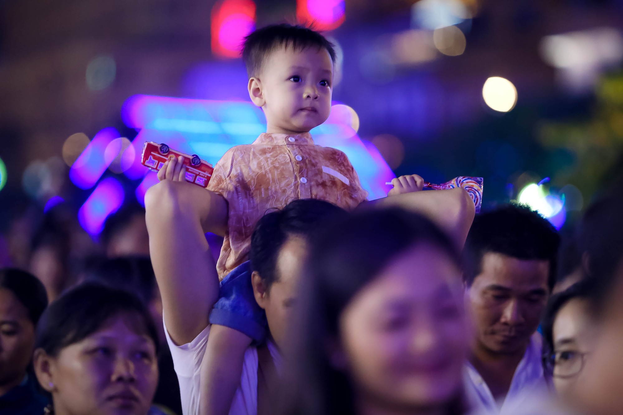 &ldquo;Biển người&rdquo; đổ về Phố đi bộ Nguyễn Huệ đ&oacute;n năm mới - Ảnh 14.