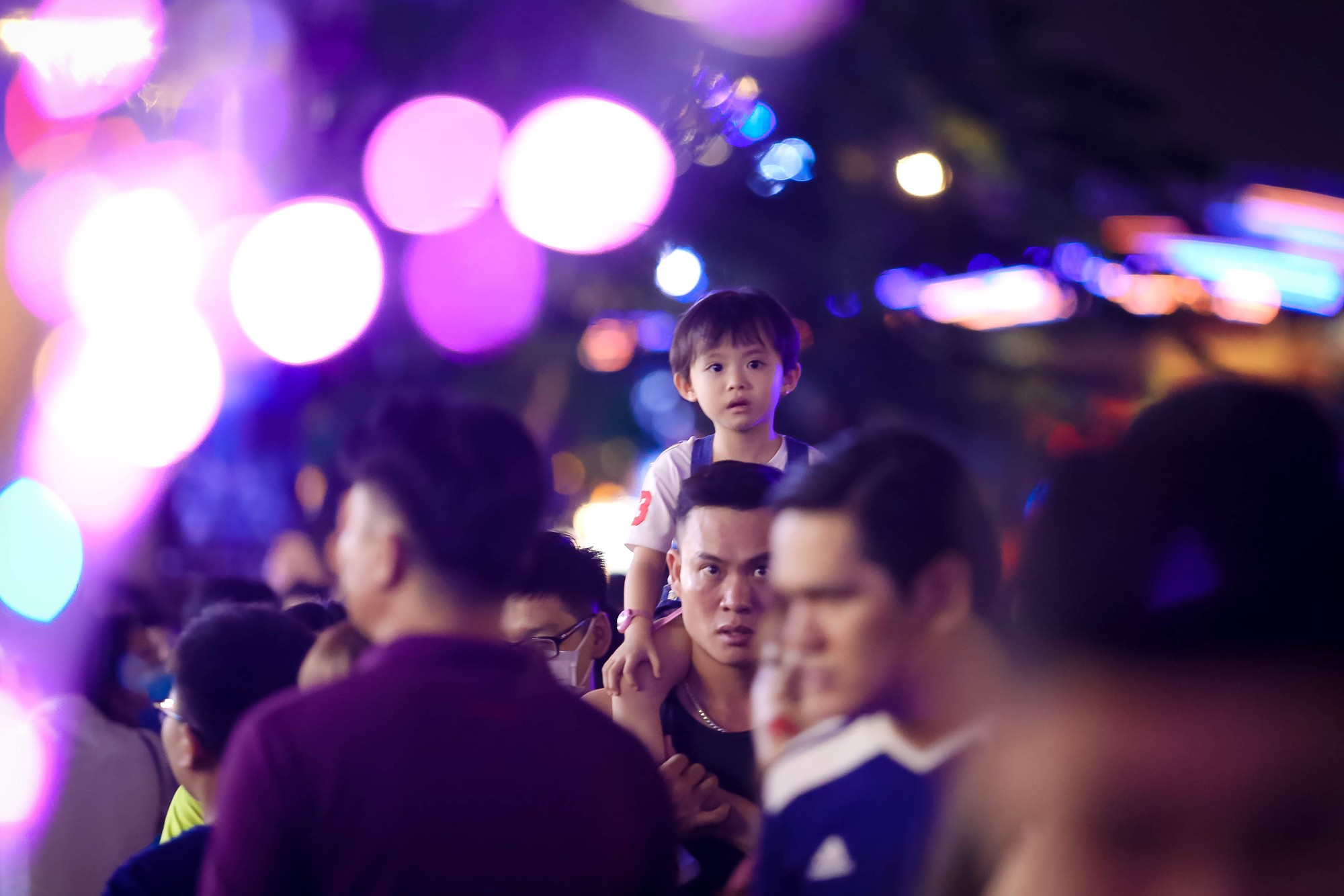 “Biển người” đổ về Phố đi bộ Nguyễn Huệ đón năm mới