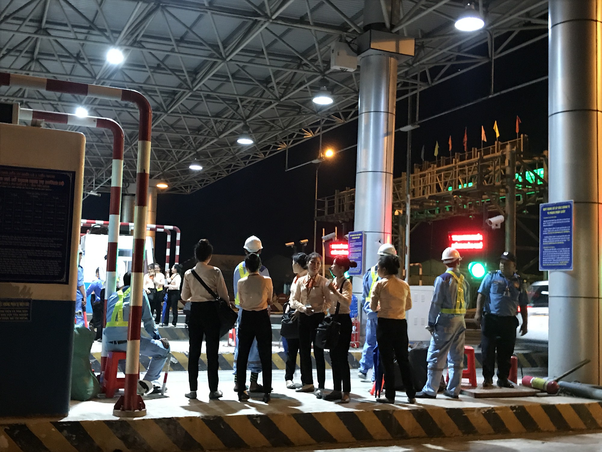 Rạng sáng BOT Cai Lậy thu phí, tài xế lại phản đối
