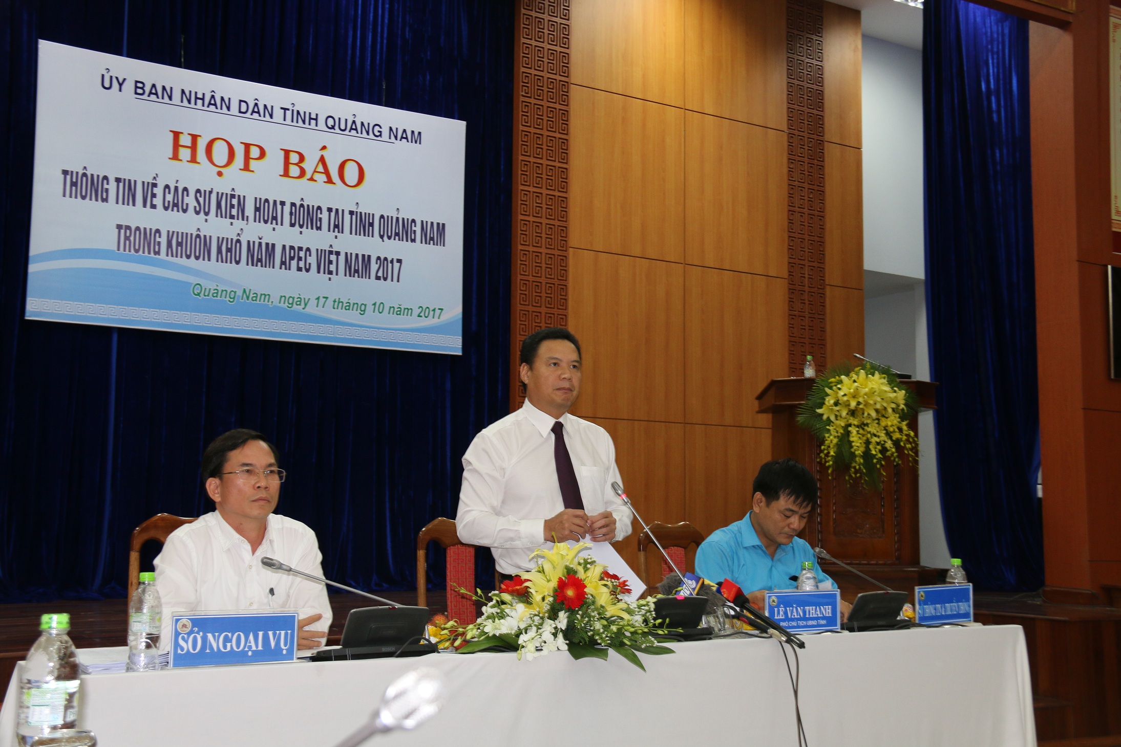 Quảng Nam tặng tranh mạ vàng cho đại biểu dự APEC