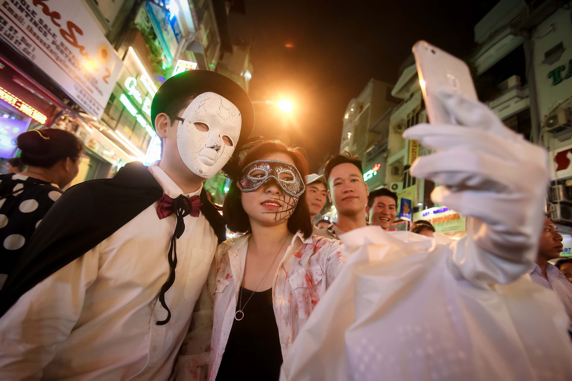 Hàng ngàn người đổ về phố Tây Bùi Viện chơi Halloween - Ảnh 8.