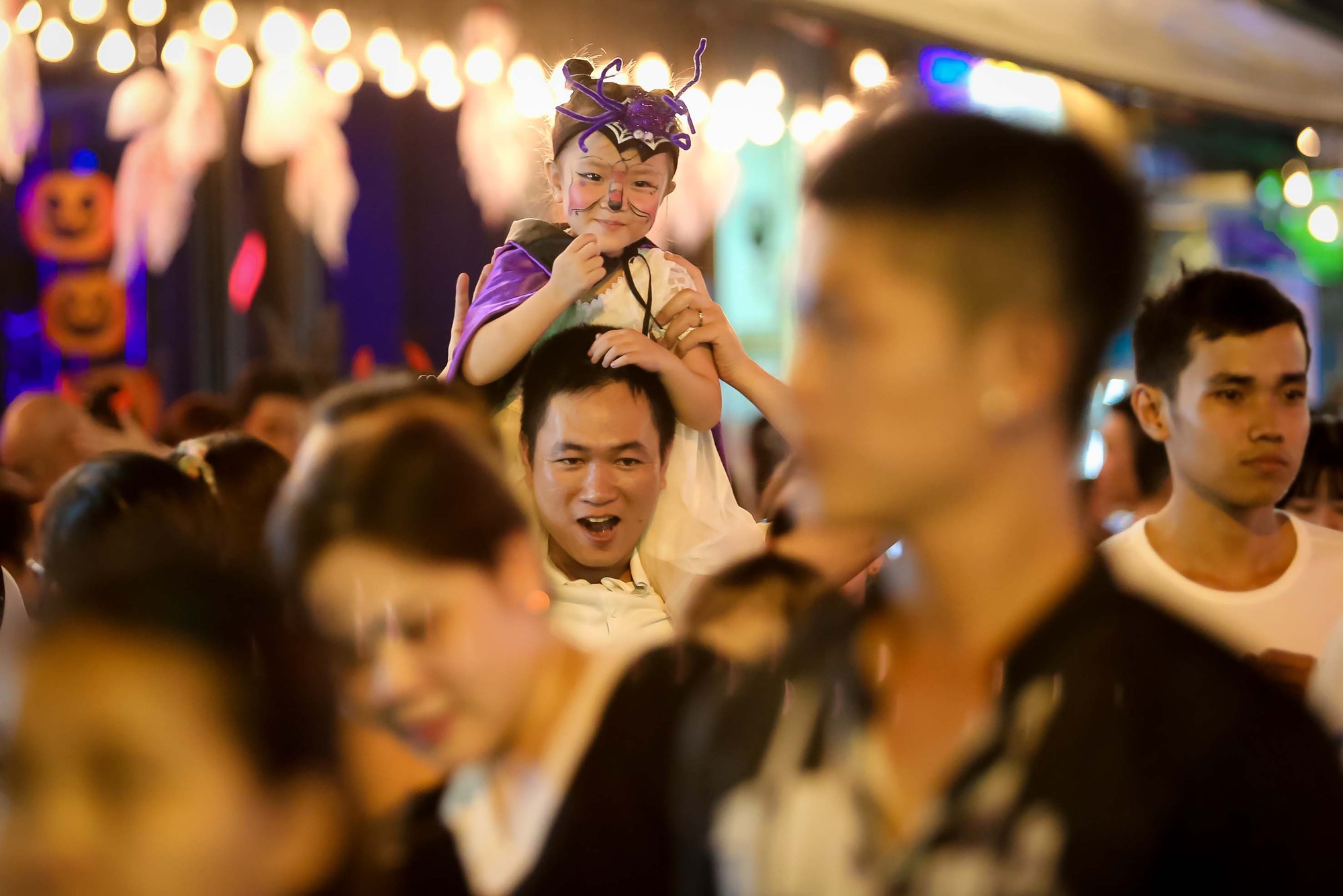 Hàng ngàn người đổ về phố Tây Bùi Viện chơi Halloween - Ảnh 9.