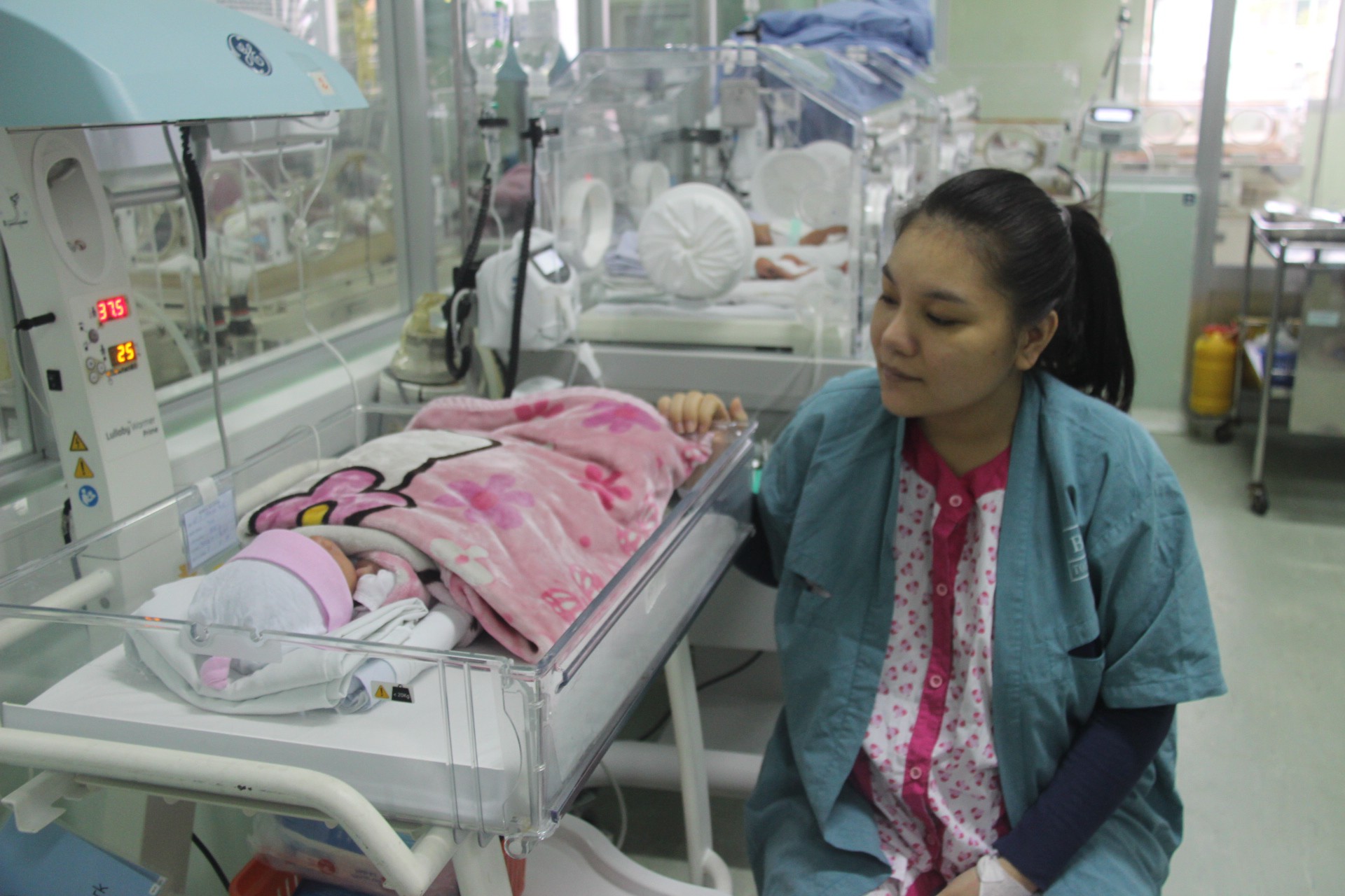 10 gi&acirc;y mổ cứu kịp b&eacute; trai bị d&acirc;y rốn thắt cổ 4 v&ograve;ng - Ảnh 2.