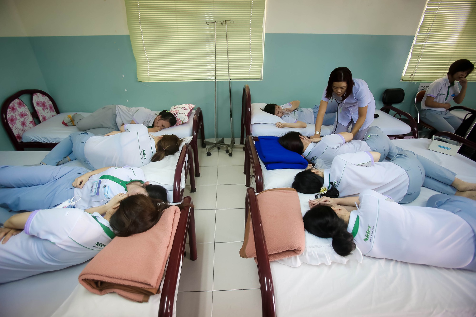 Ngộ độc thực phẩm quy mô lớn xử lý thế nào? - Ảnh 2.