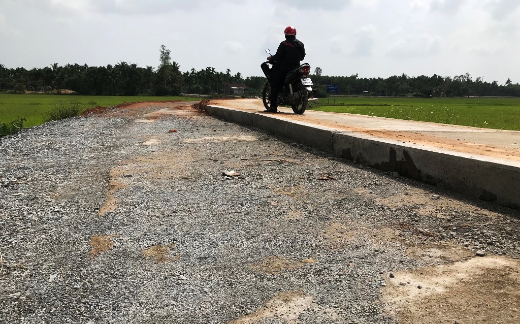 Đầu tư 7 tỉ đồng làm đường qua nhà lãnh đạo huyện - Ảnh 2.