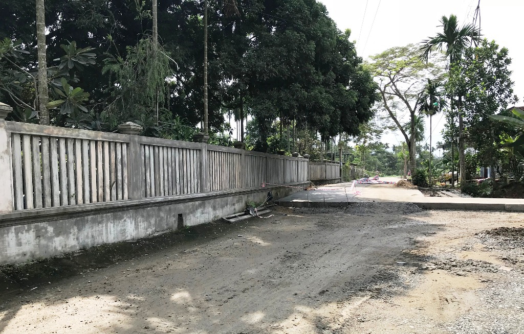 Đầu tư 7 tỉ đồng làm đường qua nhà lãnh đạo huyện - Ảnh 3.