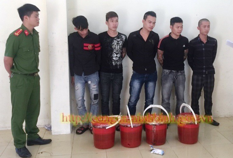 5 thanh niên xăm trổ nửa đêm mang chất bẩn đi đòi nợ 500 triệu đồng