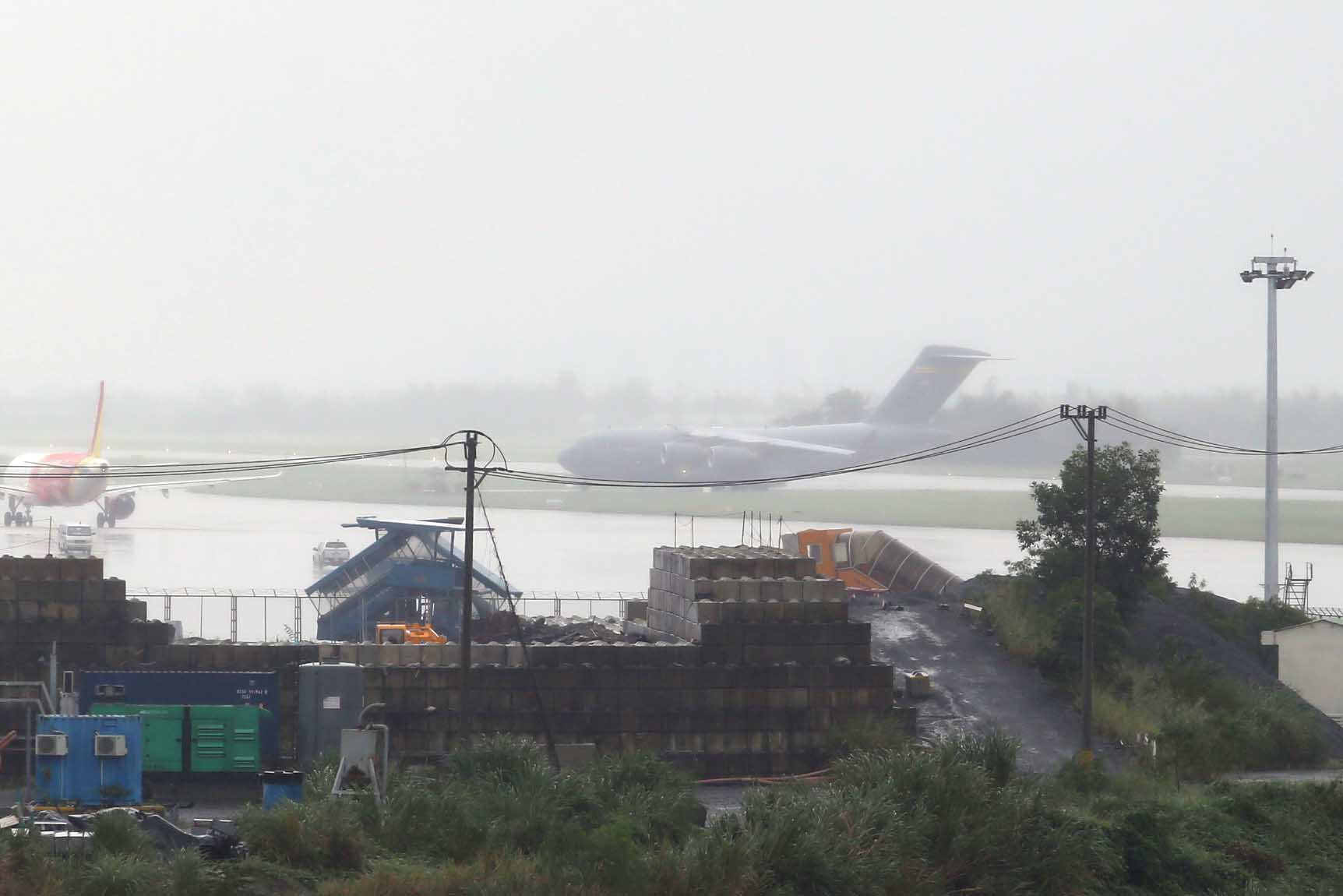 Si&ecirc;u vận tải C-17 của Tổng thống Donald Trump đ&aacute;p xuống Đ&agrave; Nẵng - Ảnh 4.
