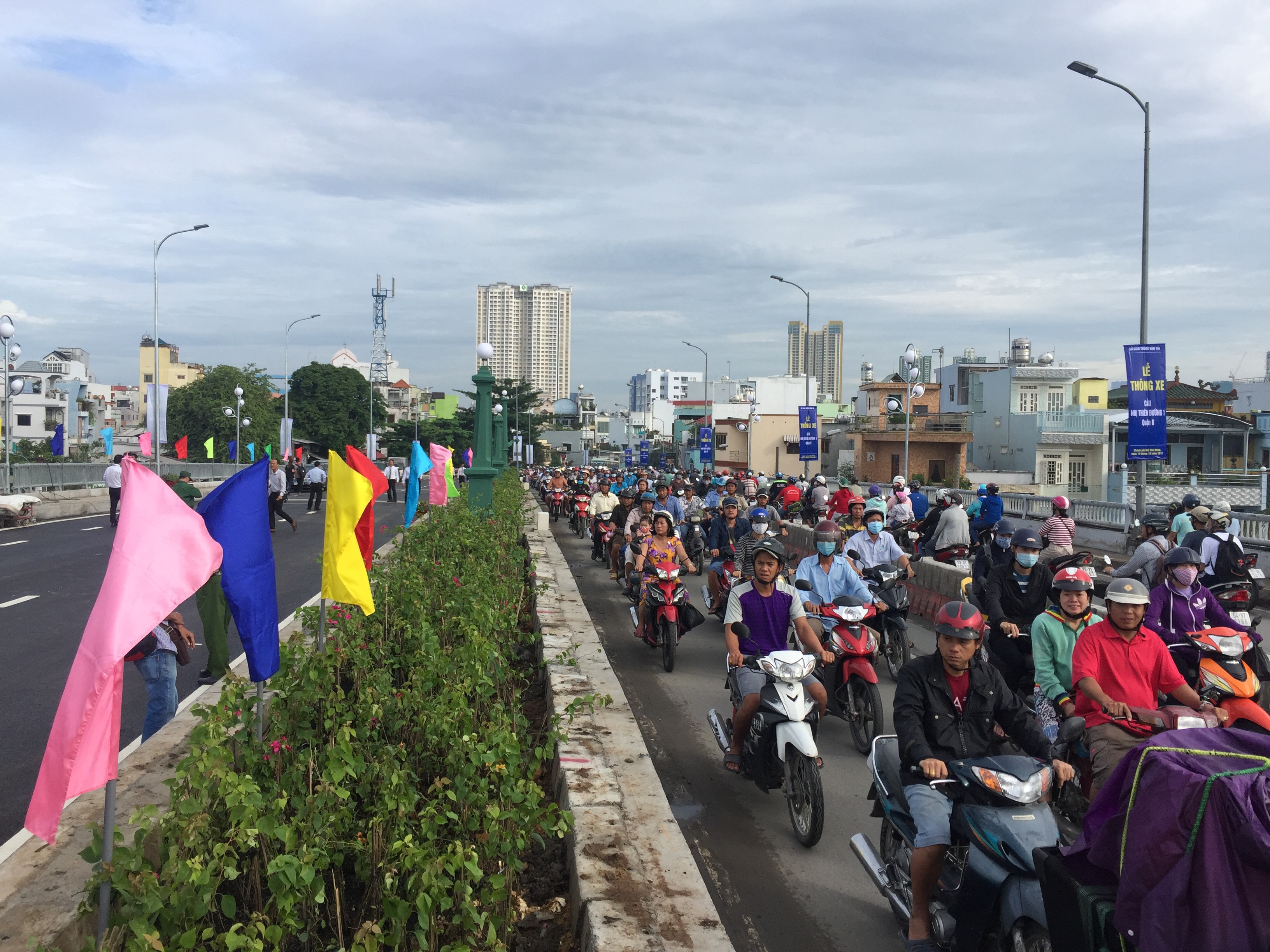 Thông xe cầu Nhị Thiên Đường 1