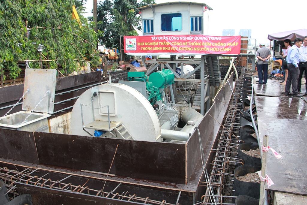 Si&ecirc;u m&aacute;y bơm chống ngập nằm chờ đường cống - Ảnh 1.