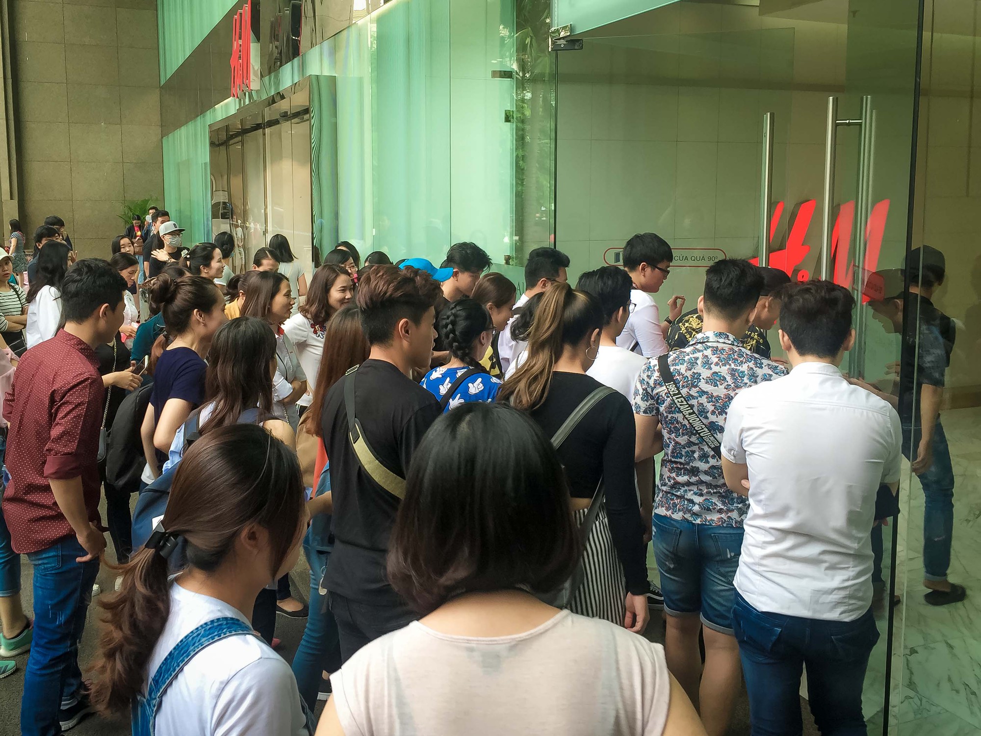 D&acirc;n Việt cũng chen lấn mệt mỏi trong ng&agrave;y Black Friday - Ảnh 3.