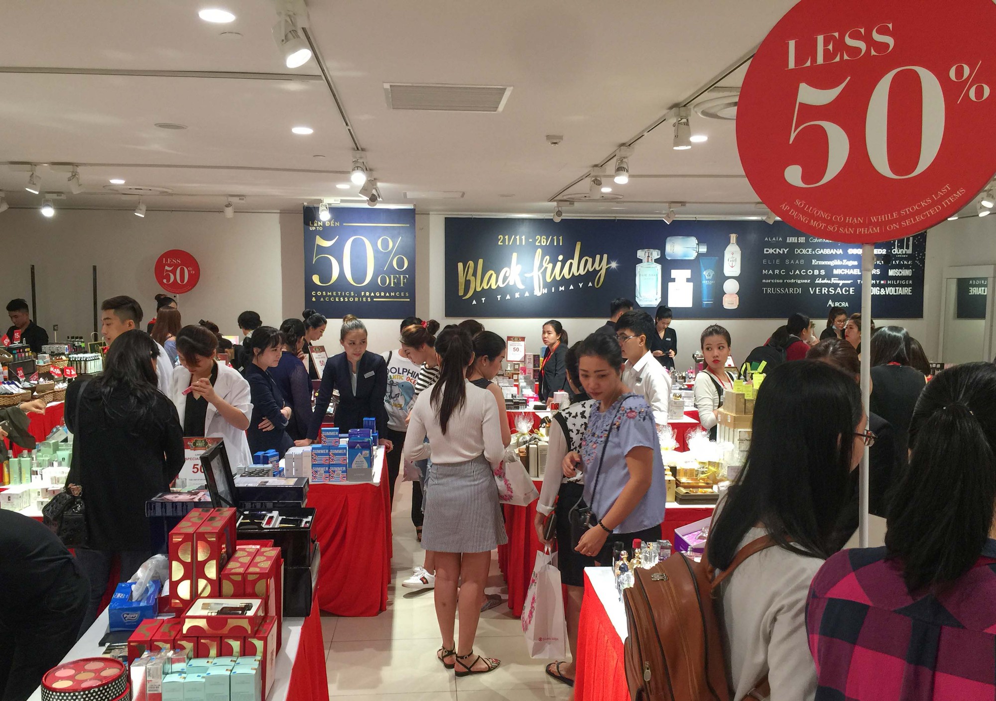 D&acirc;n Việt cũng chen lấn mệt mỏi trong ng&agrave;y Black Friday - Ảnh 14.