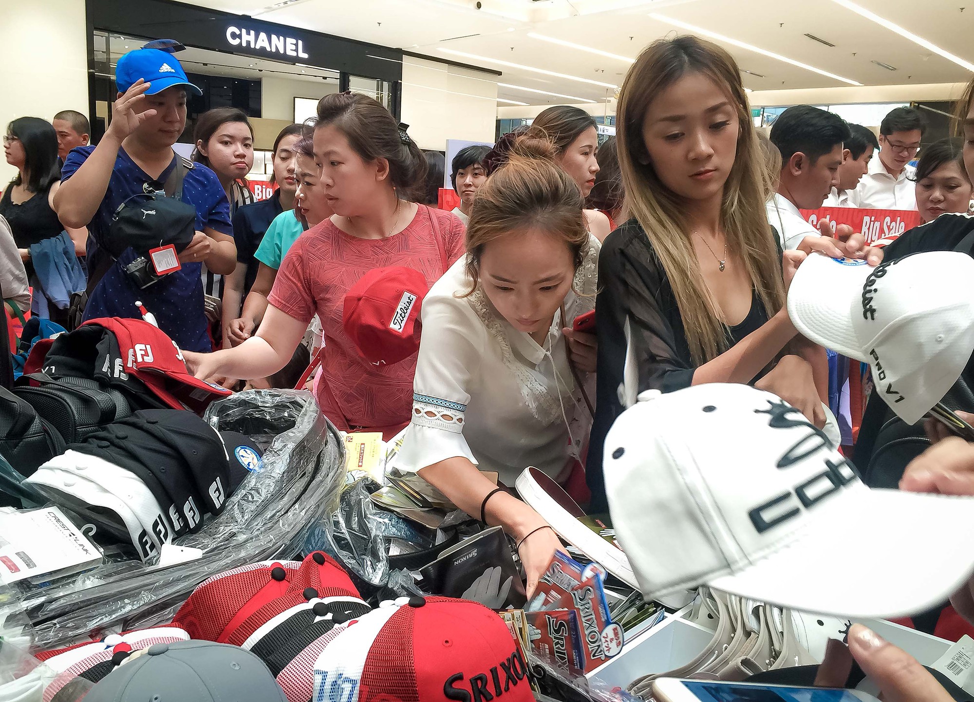 D&acirc;n Việt cũng chen lấn mệt mỏi trong ng&agrave;y Black Friday - Ảnh 13.