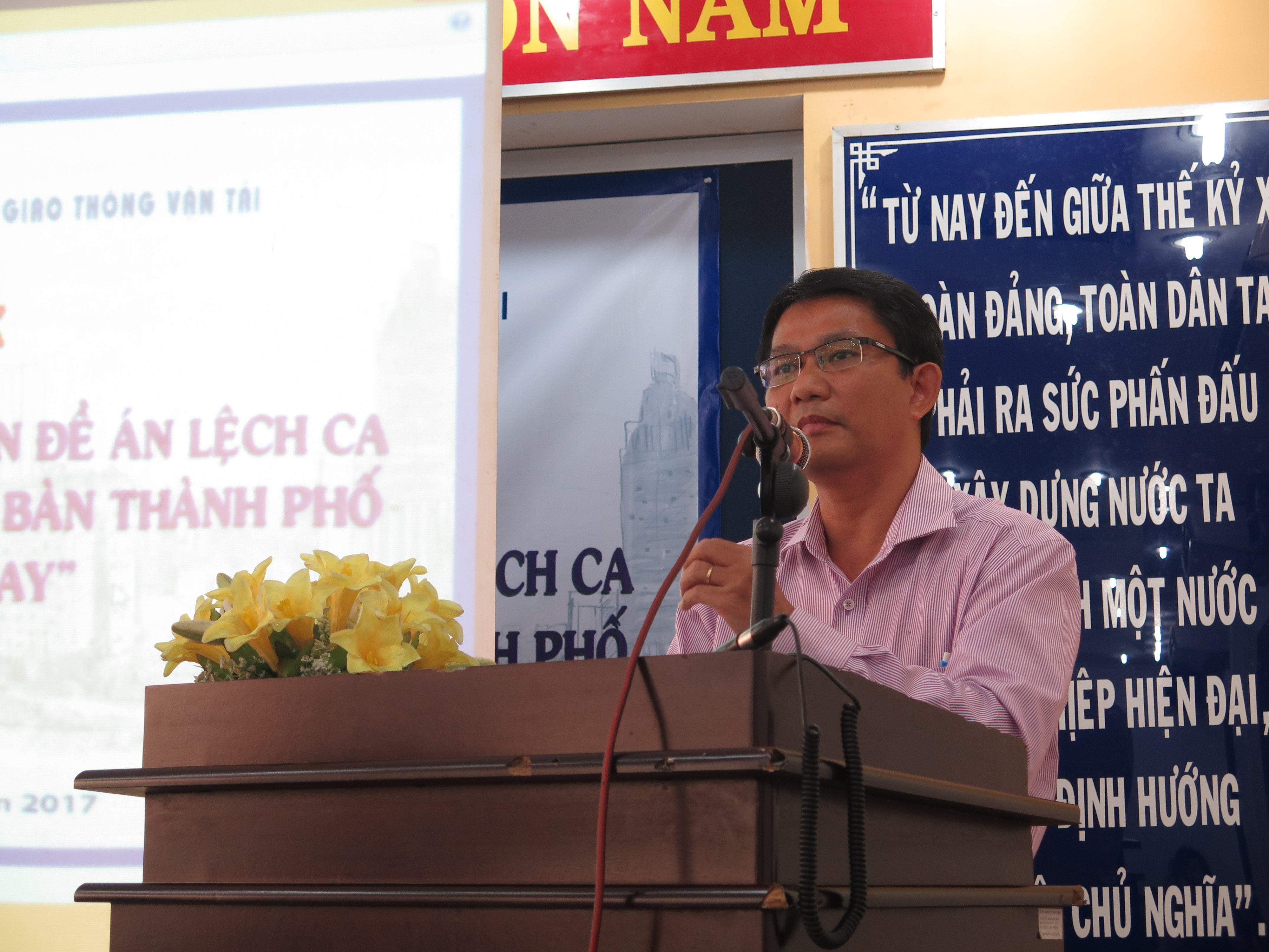 "Lệch giờ, lệch ca" chỉ mới giải quyết ùn tắc trước cổng trường