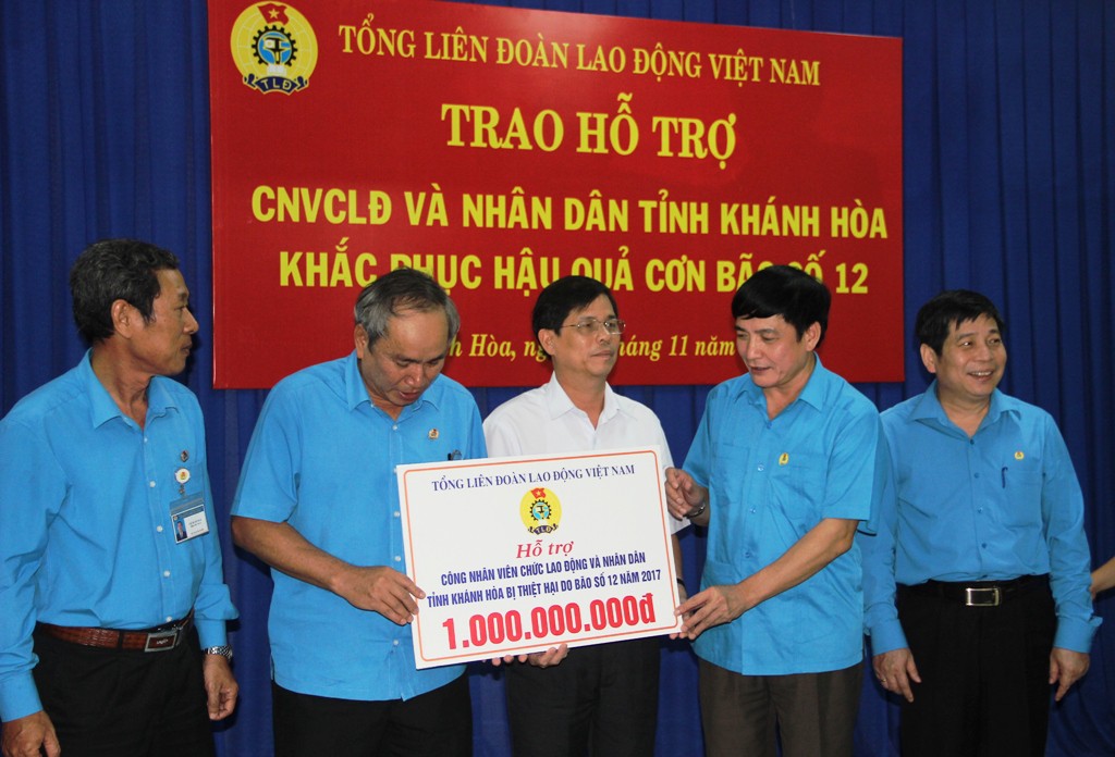 Công đoàn cả nước hướng về nạn nhân bão số 12 - Ảnh 3.