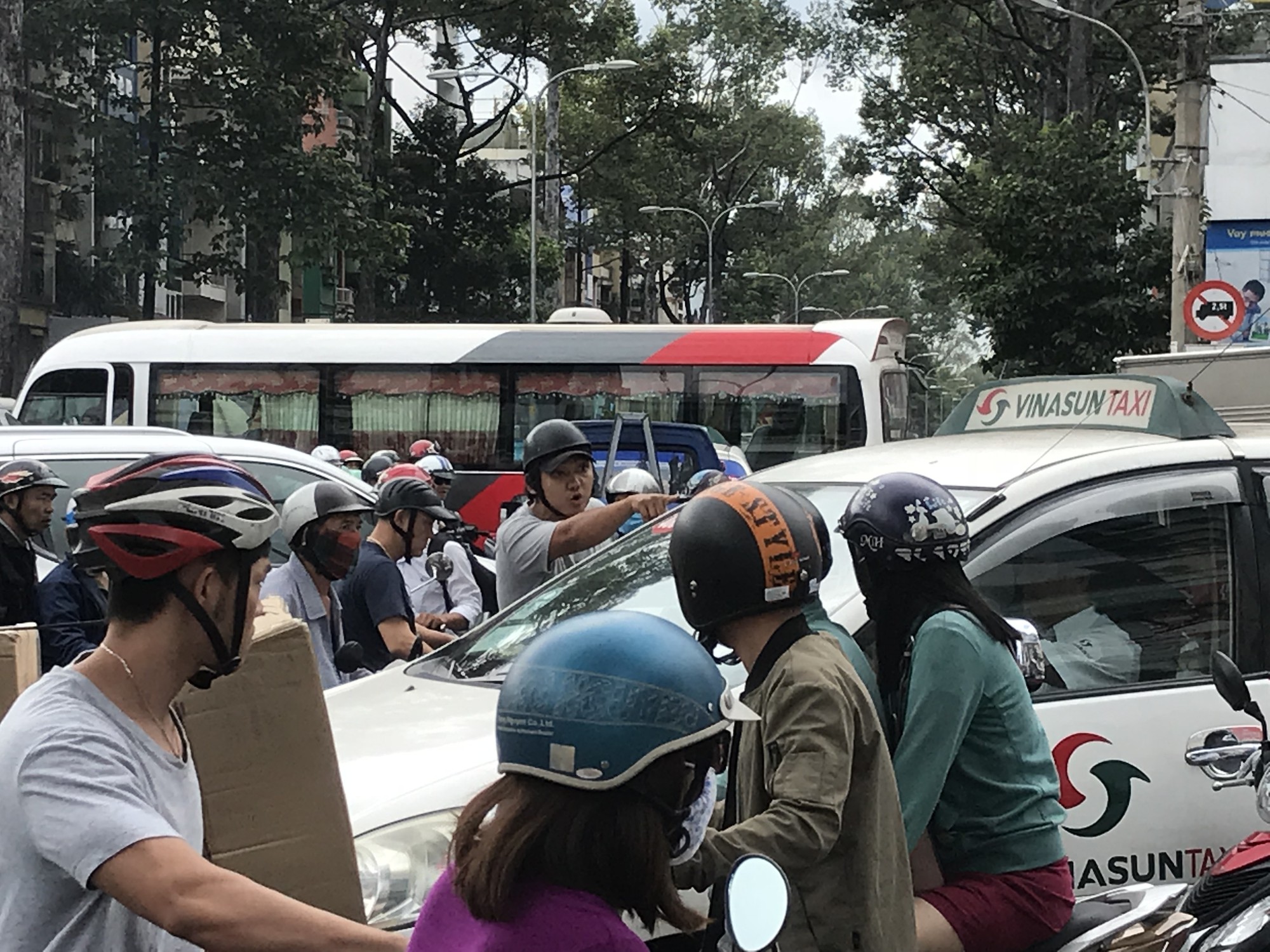 Giữa trưa giành đường, kẹt xe dây chuyền