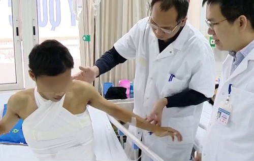 Kinh h&atilde;i với tấm mai r&ugrave;a lớn cắt ra từ lưng người thanh ni&ecirc;n - Ảnh 1.