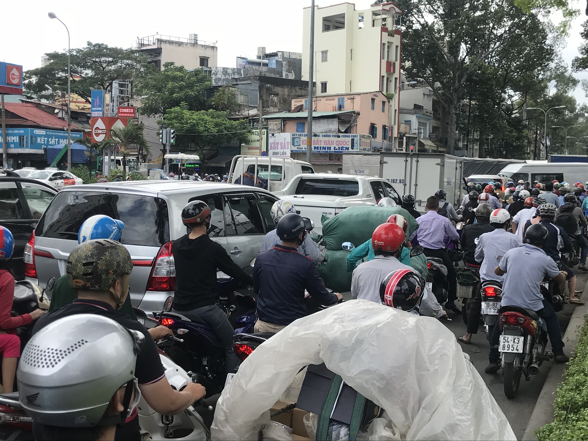 Giữa trưa giành đường, kẹt xe dây chuyền - Ảnh 6.
