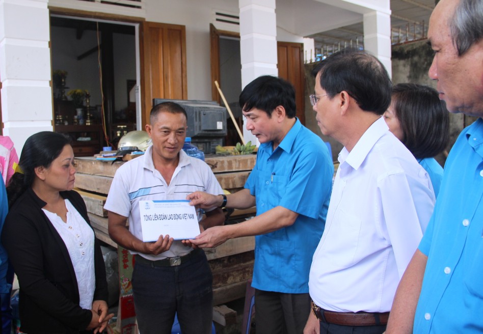 Công đoàn cả nước hướng về nạn nhân bão số 12