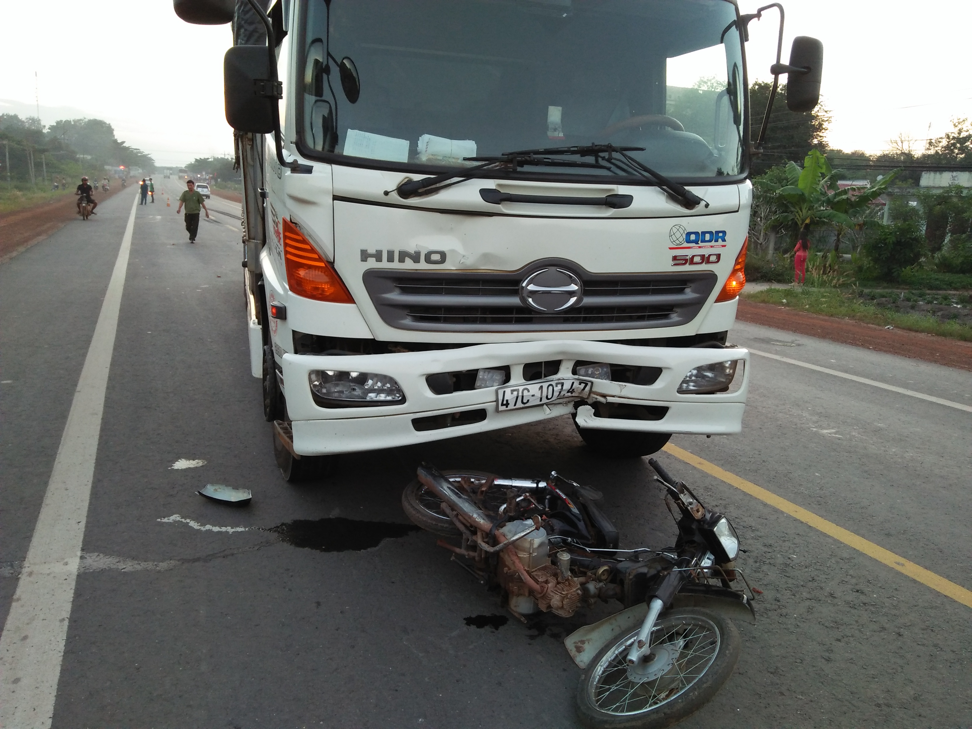 Bất cẩn khi qua đường, bị xe tải tông nguy kịch