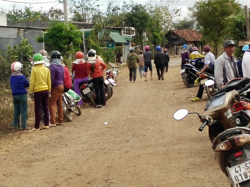 Người dân tụ tập nghe ngóng thông tin tìm kiếm nạn nhân