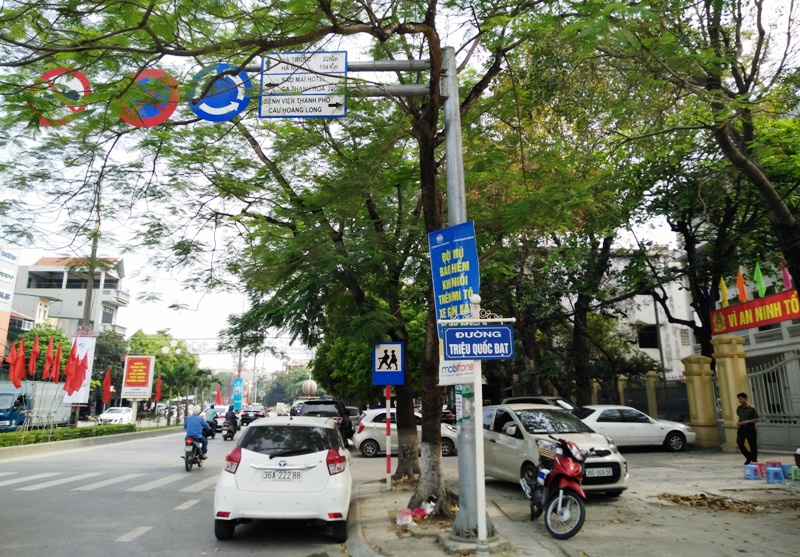 Thanh H&oacute;a: &Ocirc; t&ocirc; chiếm hết vỉa h&egrave; trước c&aacute;c sở ng&agrave;nh - Ảnh 3.