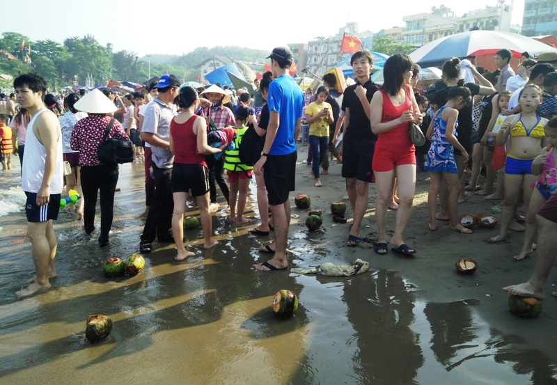 Sau nghỉ lễ, biển Sầm Sơn ngập rác