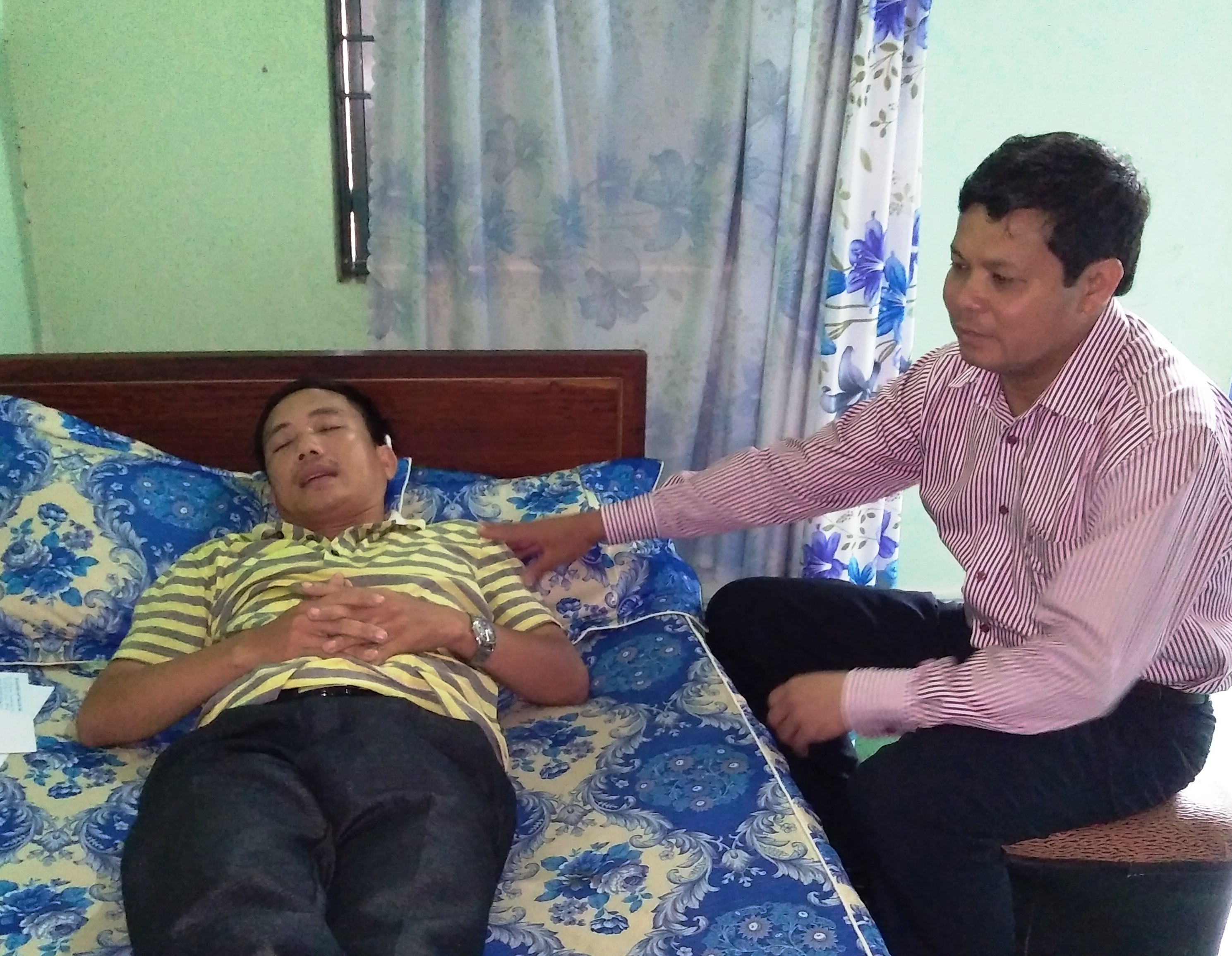 Thanh tra giao thông bị chém rách đầu