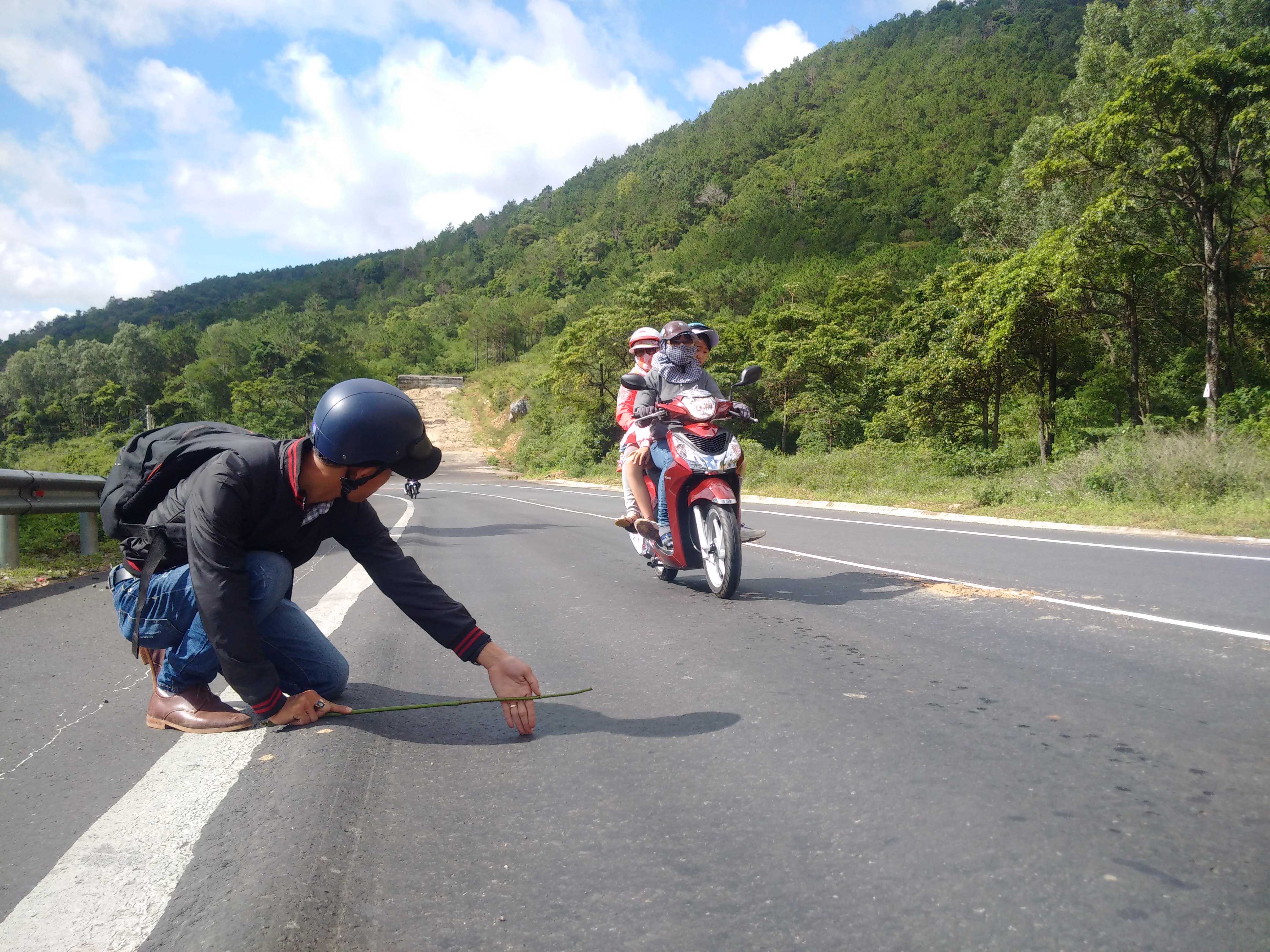 Làm 23 km đường rồi đặt trạm thu phí BOT - Ảnh 2.
