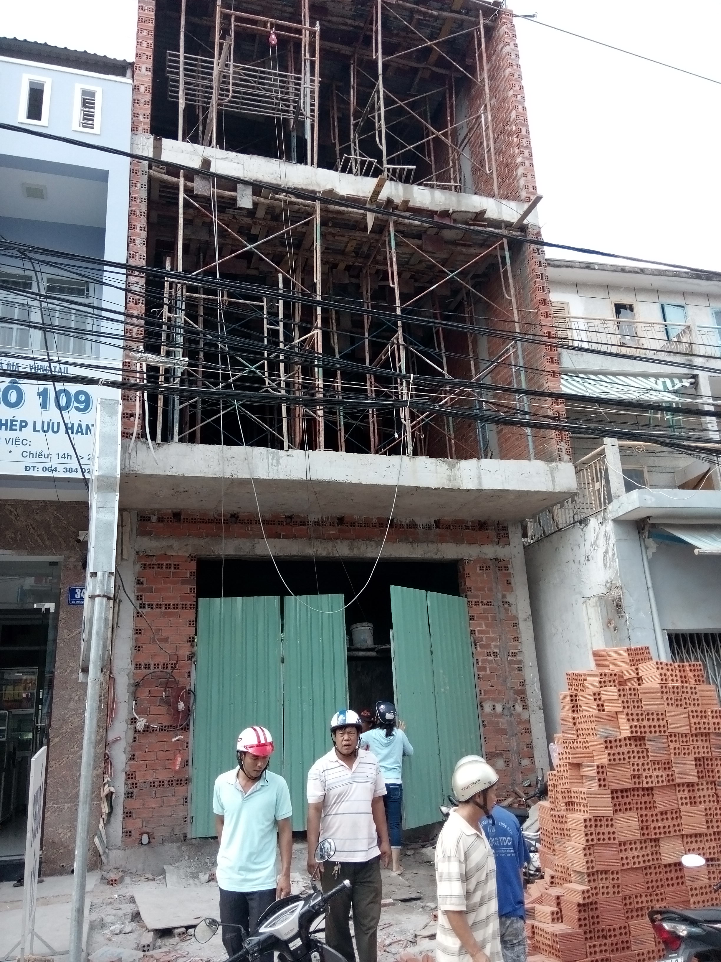 Bị phóng điện vì cầm thanh sắt gần đường dây điện - Ảnh 1.