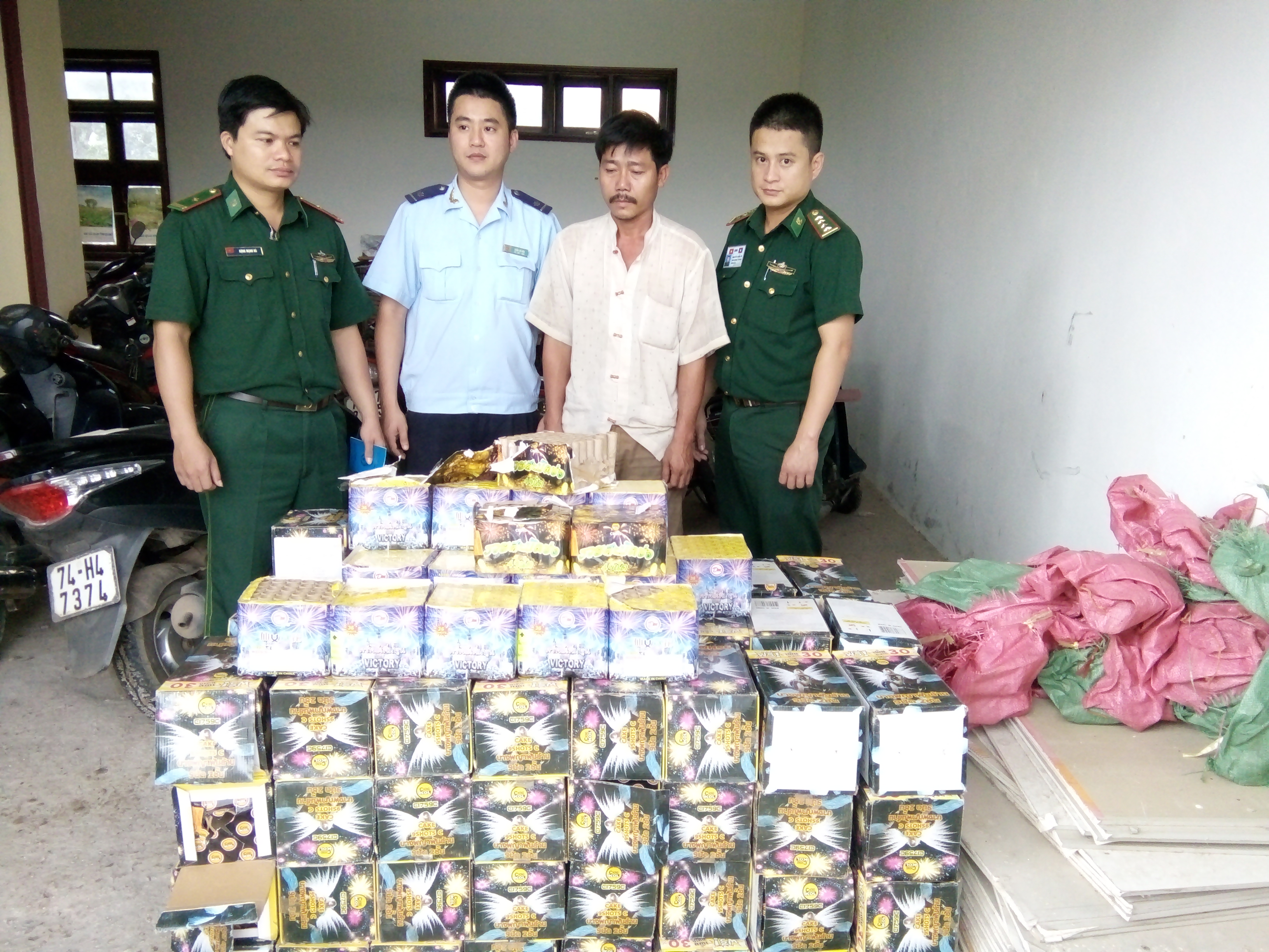 Phát hiện hơn 130 thùng pháo giấu dưới thùng xe