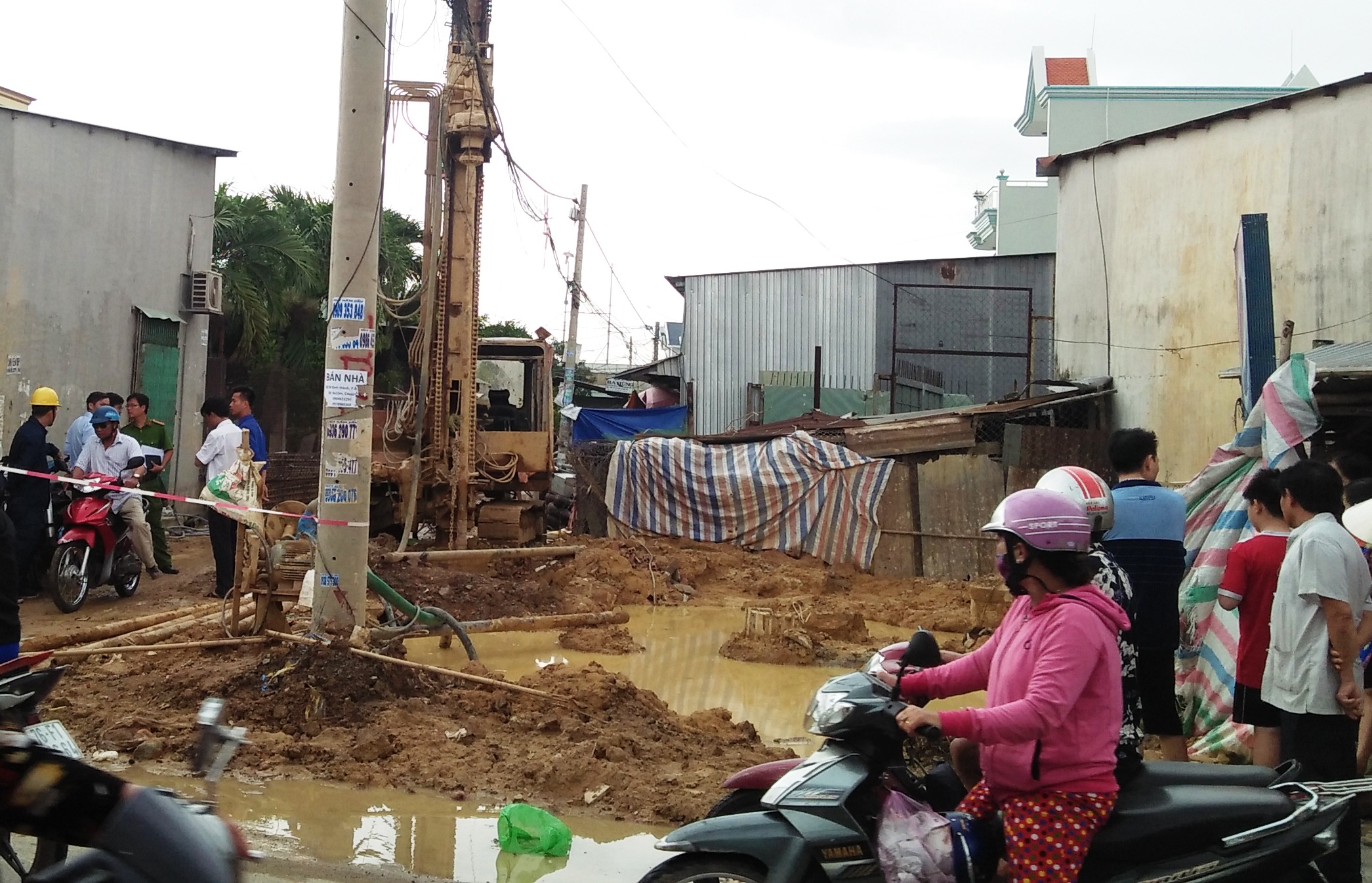 Thi công cột điện, 2 công nhân bị điện giật thương vong