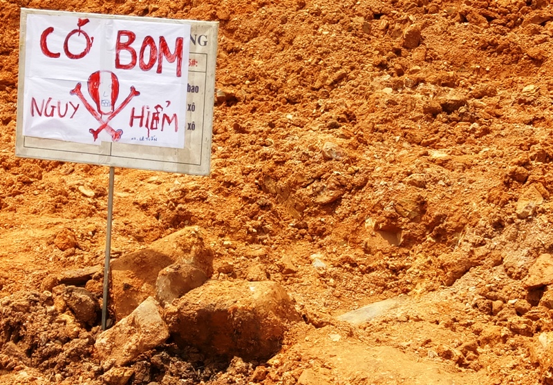 Mở đường lên thiền viện, đụng phải 1 quả bom dài 1 m