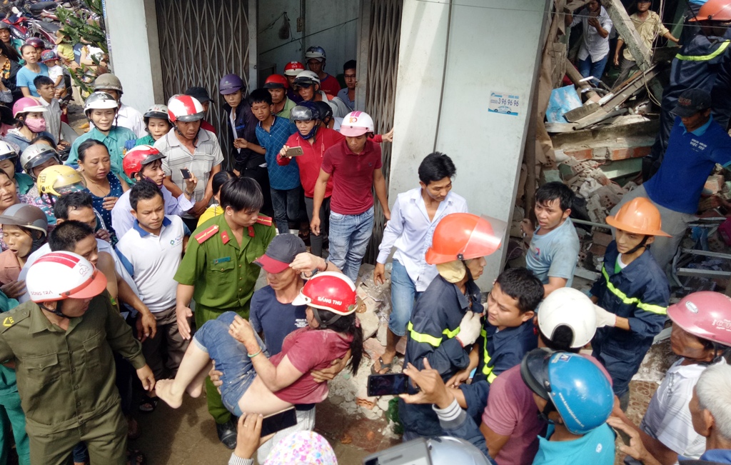 Xe tải mất l&aacute;i, t&ocirc;ng sập 4 nh&agrave; d&acirc;n - Ảnh 3.