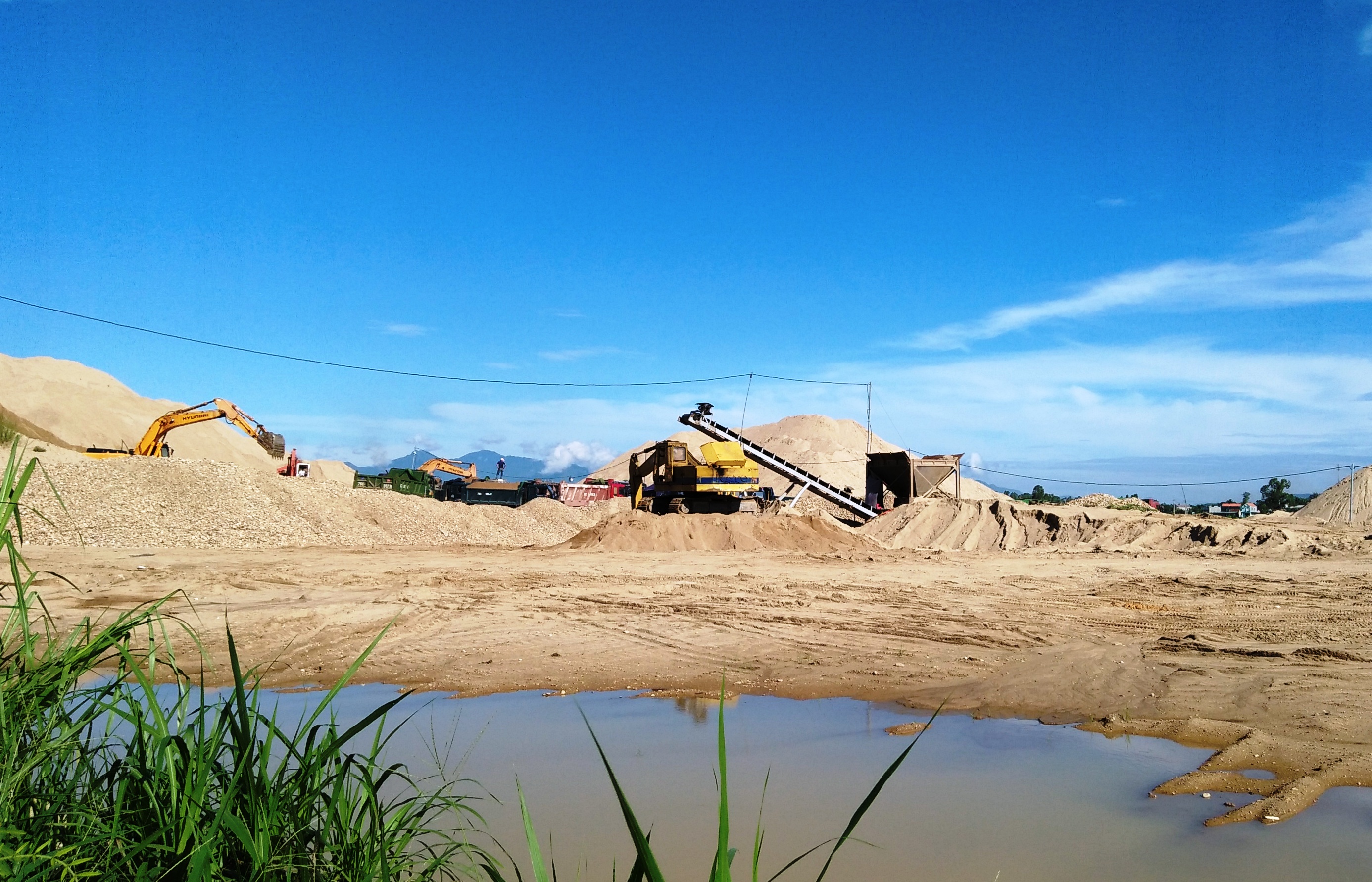 Chủ tịch huyện tự &yacute; l&agrave;m đường cho doanh nghiệp khai th&aacute;c c&aacute;t - Ảnh 2.