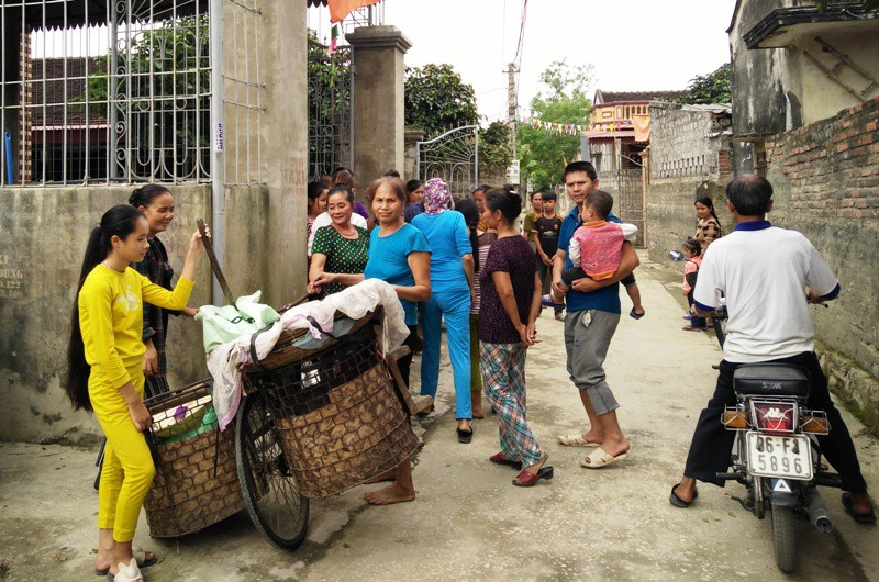 Vụ bí thư thôn kê vợ nhận quà lũ lụt: Ăn chặn cả gói mì tôm?