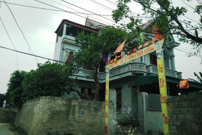 Bức xúc vì bí thư, trưởng thôn trao quà hỗ trợ lũ lụt cho vợ - Ảnh 3.