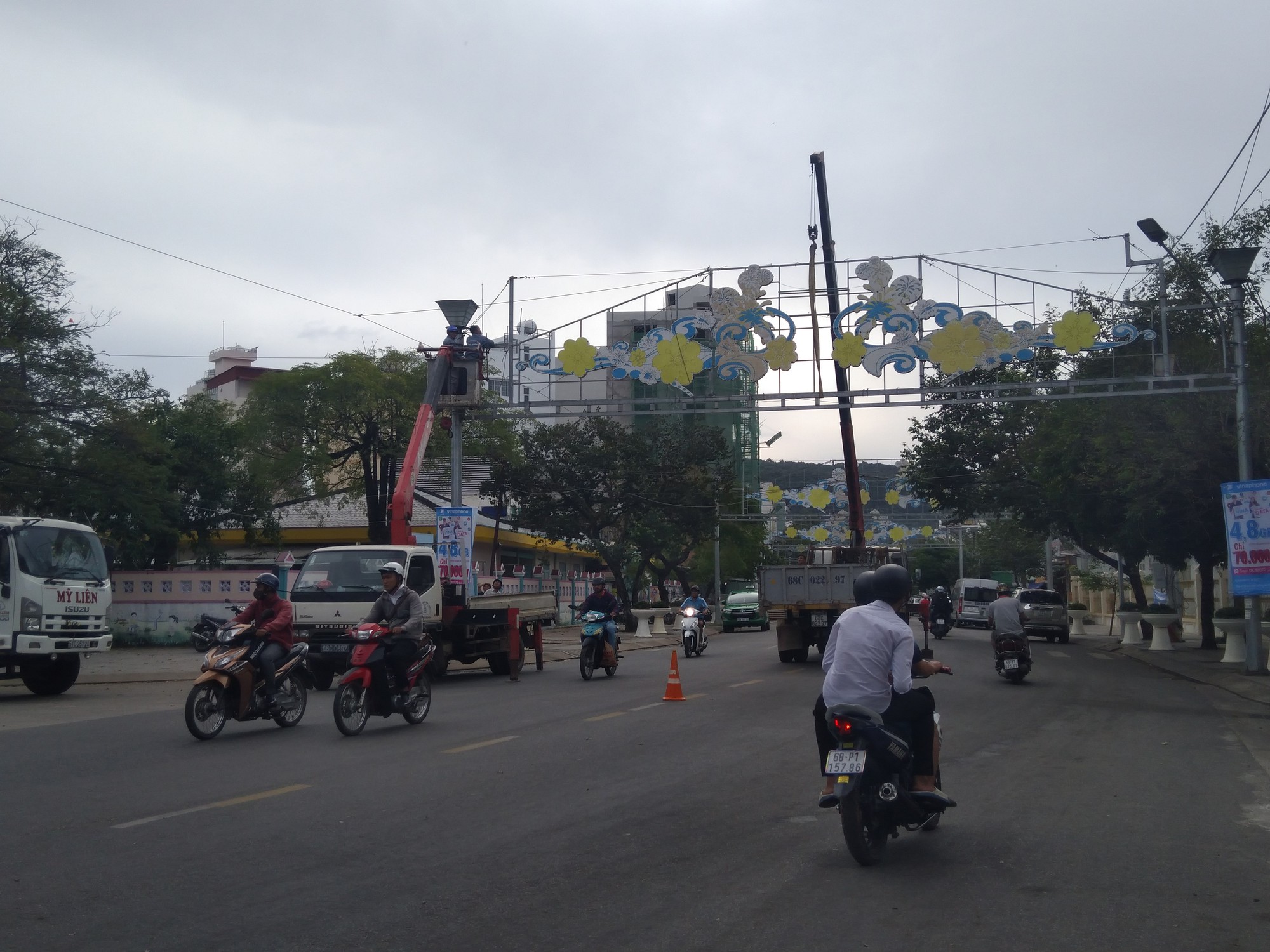 Miền T&acirc;y căng m&igrave;nh ứng ph&oacute; với b&atilde;o số 16 (Tembin) - Ảnh 11.