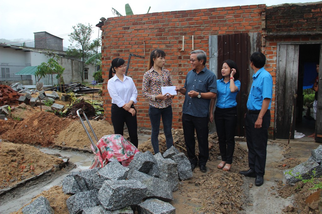 B&aacute;o Người Lao Động hỗ trợ c&ocirc;ng nh&acirc;n Kh&aacute;nh H&ograve;a tan hoang nh&agrave; cửa sau b&atilde;o - Ảnh 4.