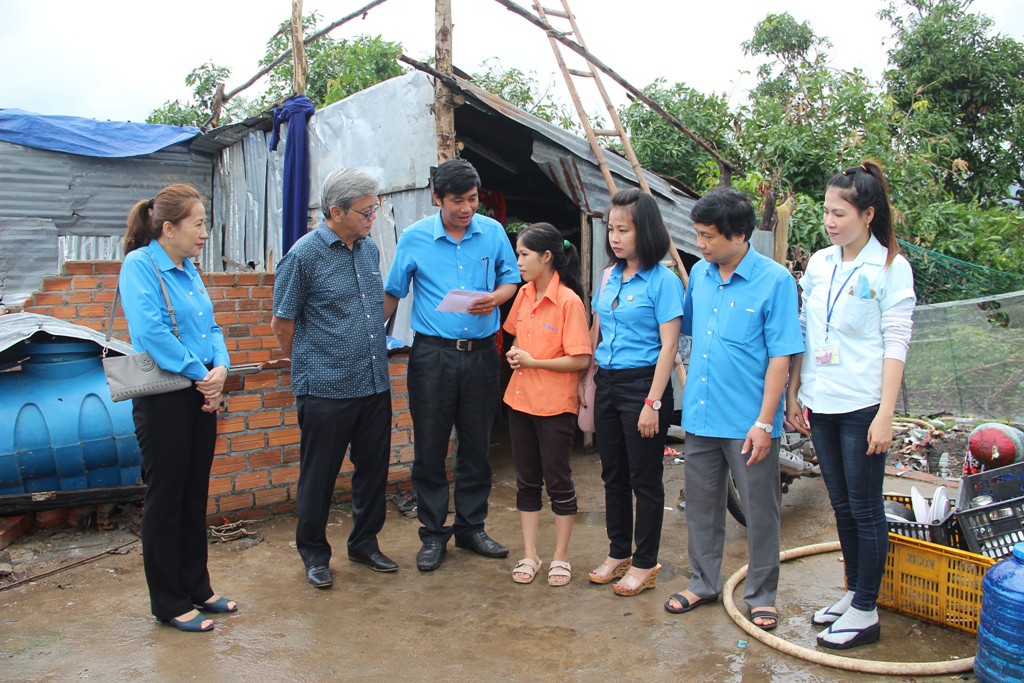 B&aacute;o Người Lao Động hỗ trợ c&ocirc;ng nh&acirc;n Kh&aacute;nh H&ograve;a tan hoang nh&agrave; cửa sau b&atilde;o - Ảnh 6.