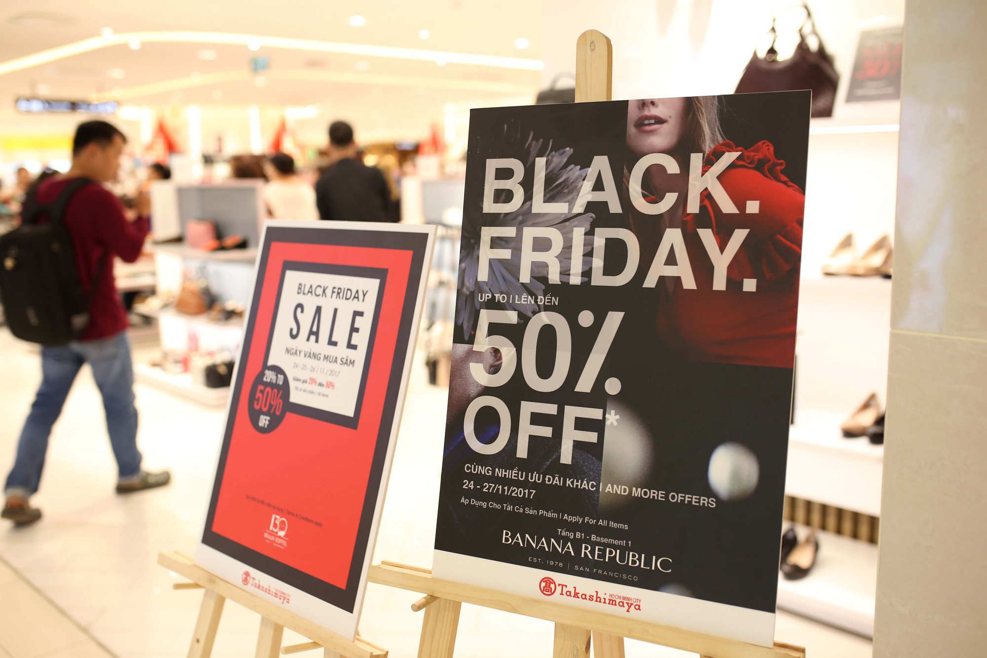 D&acirc;n Việt cũng chen lấn mệt mỏi trong ng&agrave;y Black Friday - Ảnh 1.