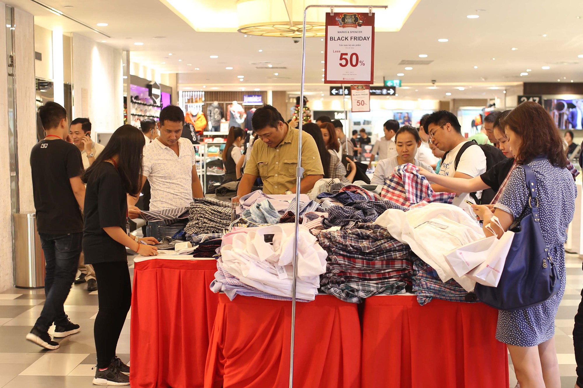 D&acirc;n Việt cũng chen lấn mệt mỏi trong ng&agrave;y Black Friday - Ảnh 8.