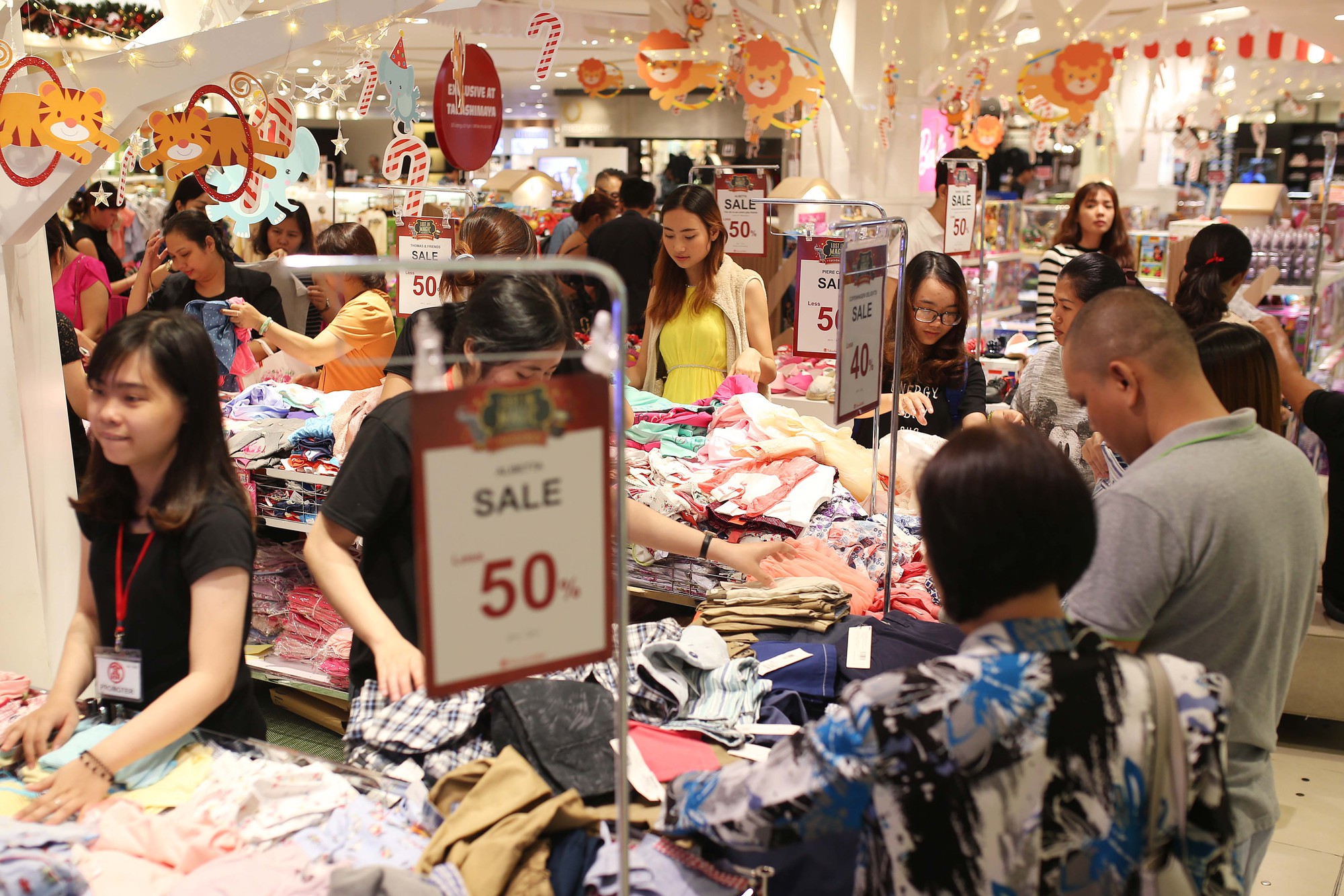 D&acirc;n Việt cũng chen lấn mệt mỏi trong ng&agrave;y Black Friday - Ảnh 12.