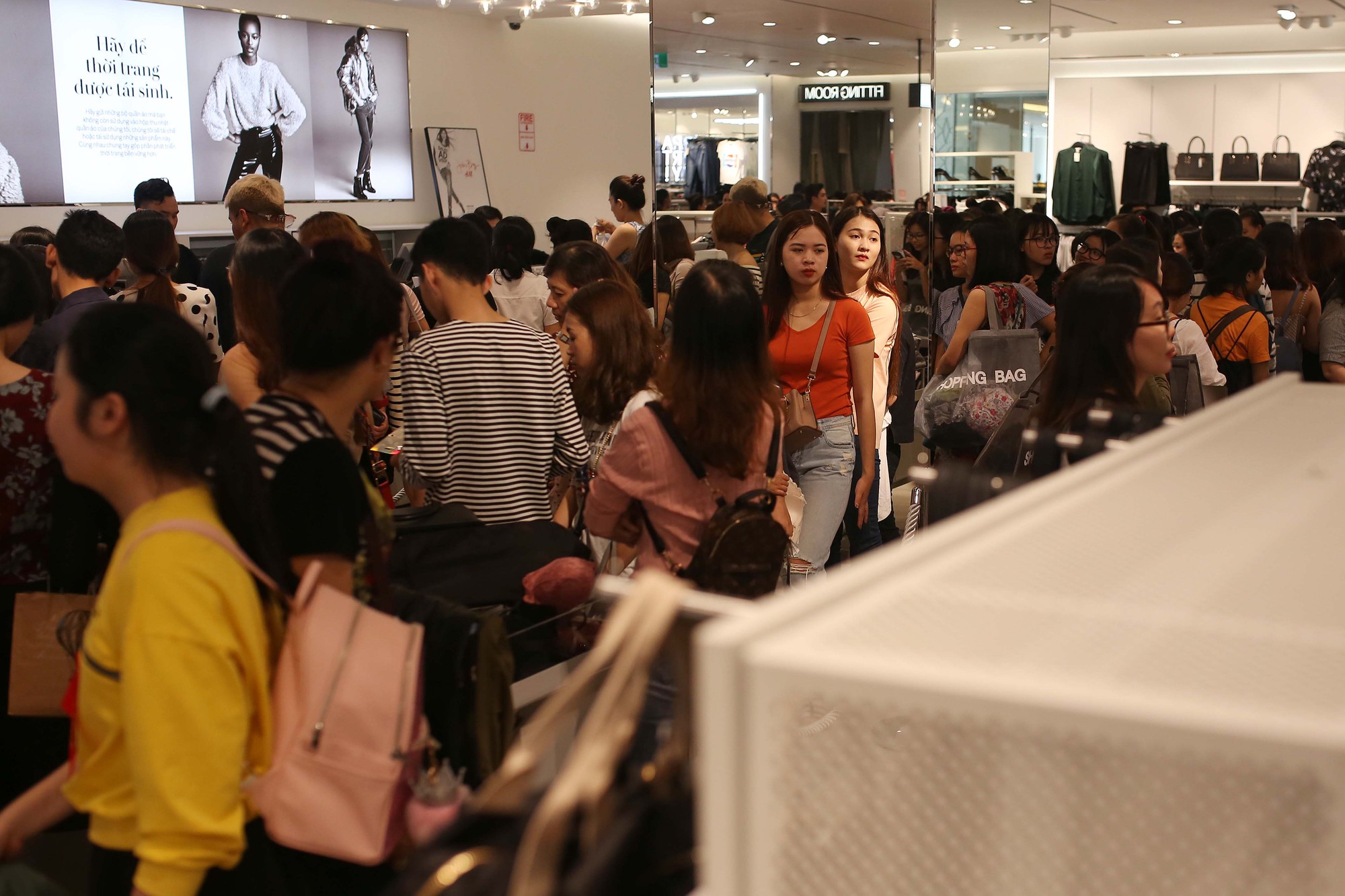 D&acirc;n Việt cũng chen lấn mệt mỏi trong ng&agrave;y Black Friday - Ảnh 10.