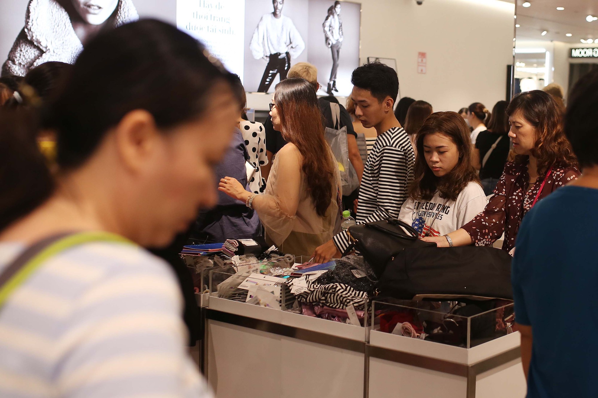 D&acirc;n Việt cũng chen lấn mệt mỏi trong ng&agrave;y Black Friday - Ảnh 9.
