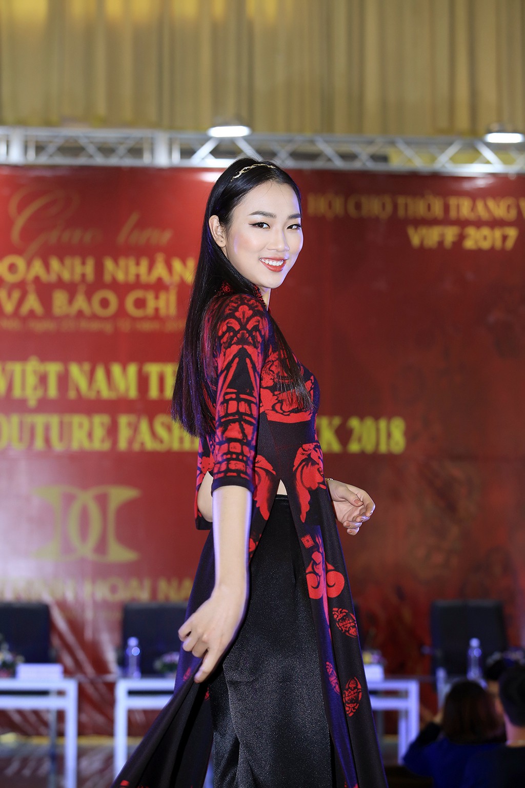 &Aacute;o d&agrave;i Việt mở m&agrave;n Paris Fashion Week - Haute Couture 2018 - Ảnh 1.