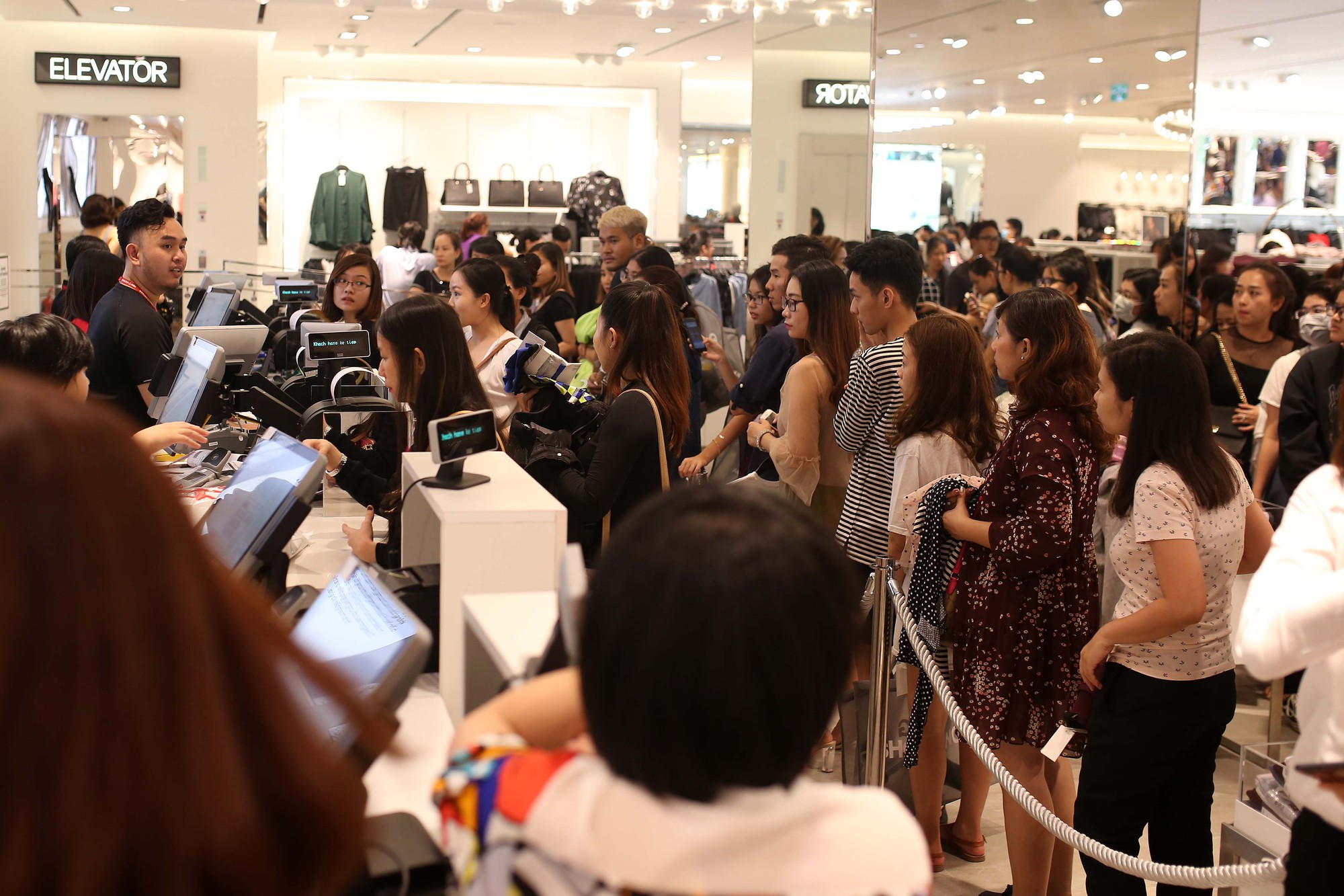 D&acirc;n Việt cũng chen lấn mệt mỏi trong ng&agrave;y Black Friday - Ảnh 4.